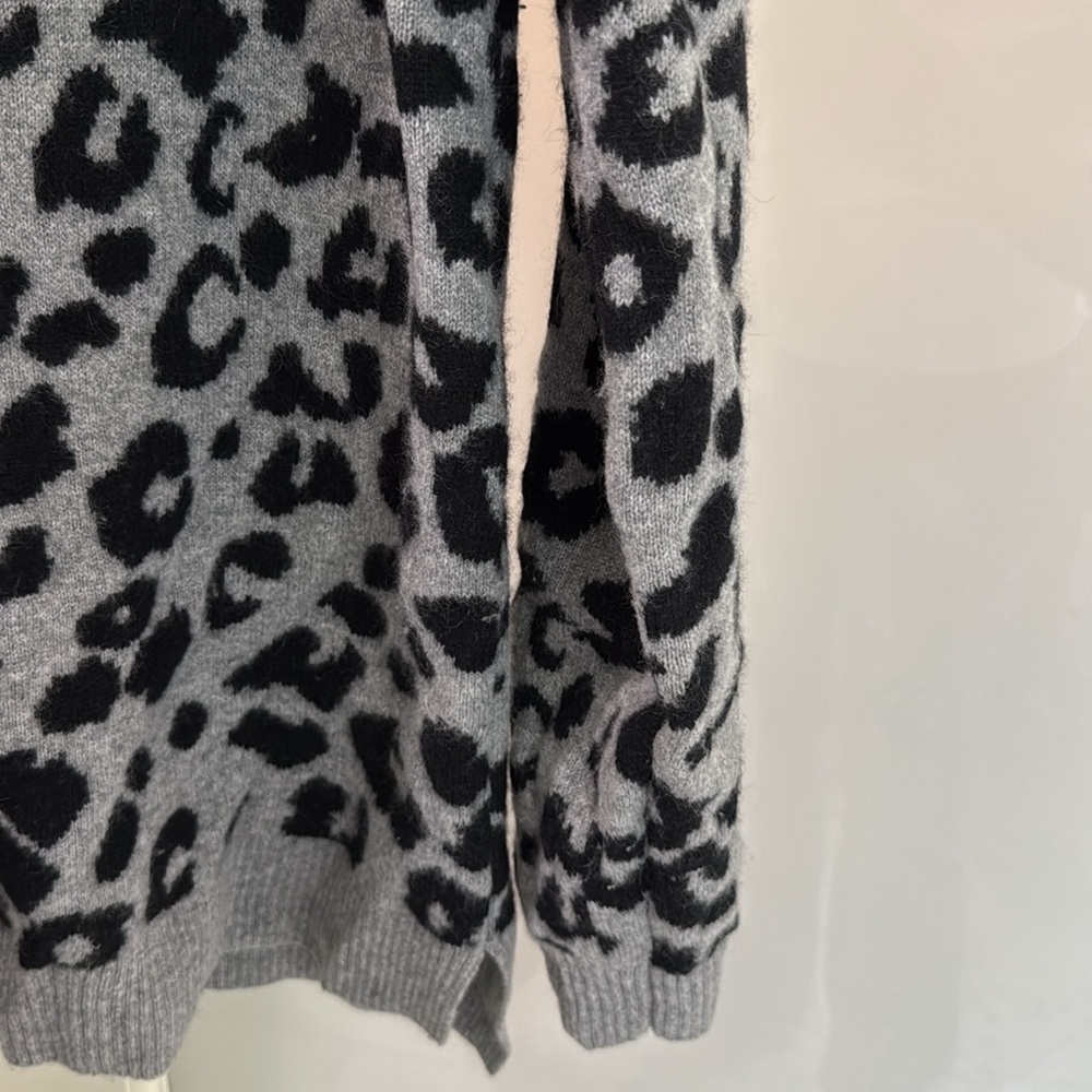 Bloomingdale’s animal print cashmere sweater size Medium - Picture 3 of 6